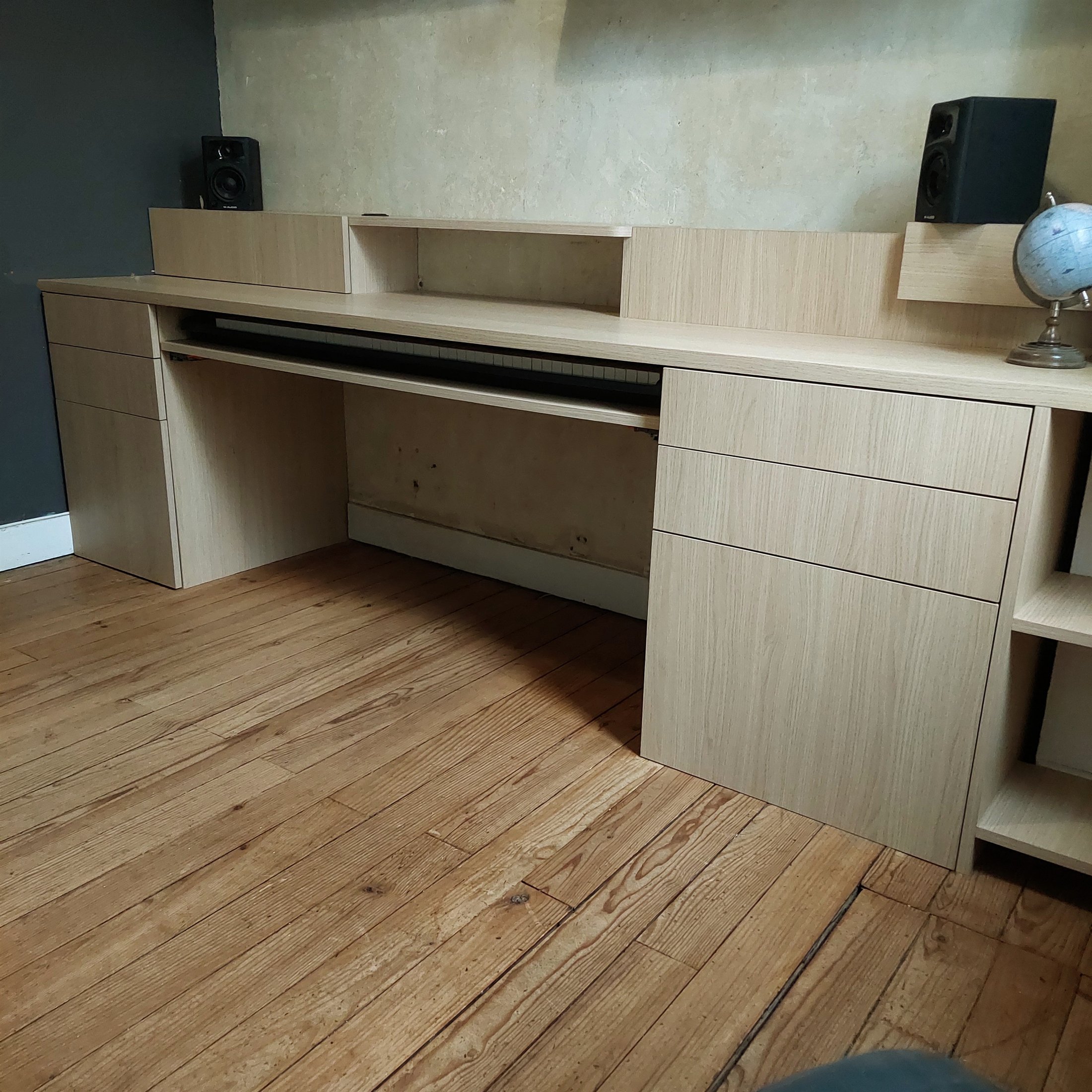 Vue frontale du bureau musical