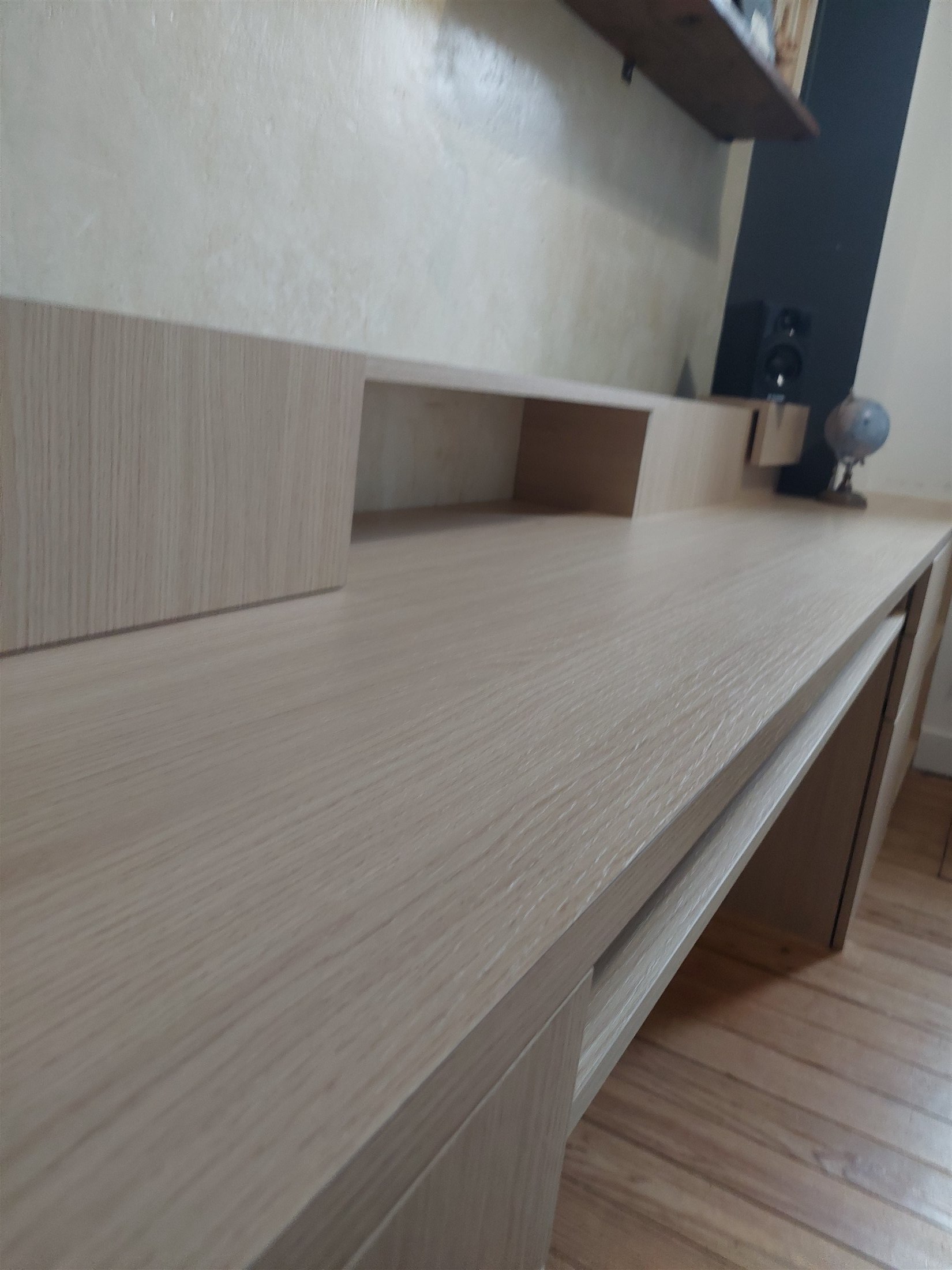 Détail des rangements du bureau musical